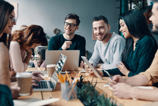 Photo de personnes entrain de discuter autour d'une table