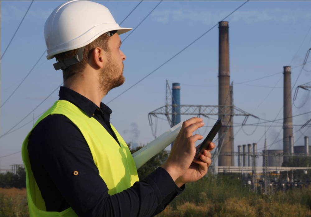 Photo d'un homme travaillant dehors
