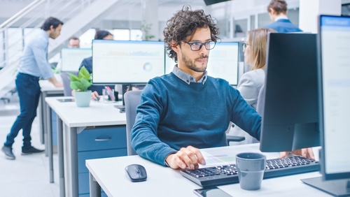 Photo d'un homme à son bureau