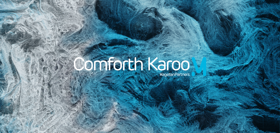 Logo Comforth Karoo sur fond texturé bleu ciel et blanc