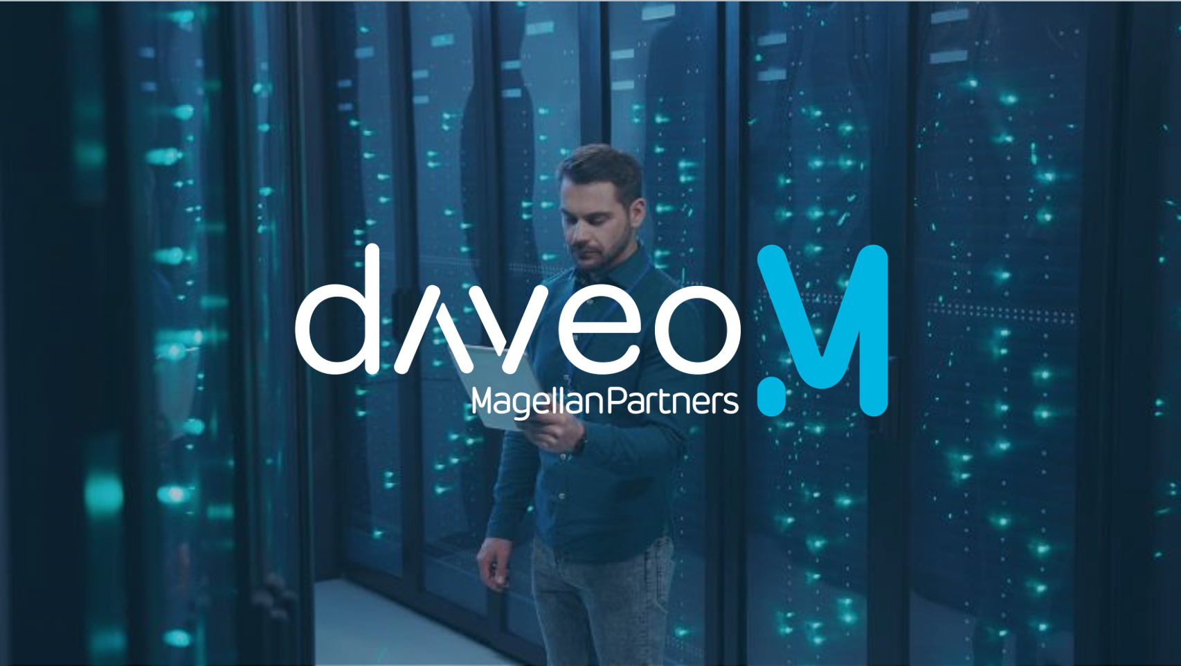 Logo Daveo sur fond de data centers avec une personne