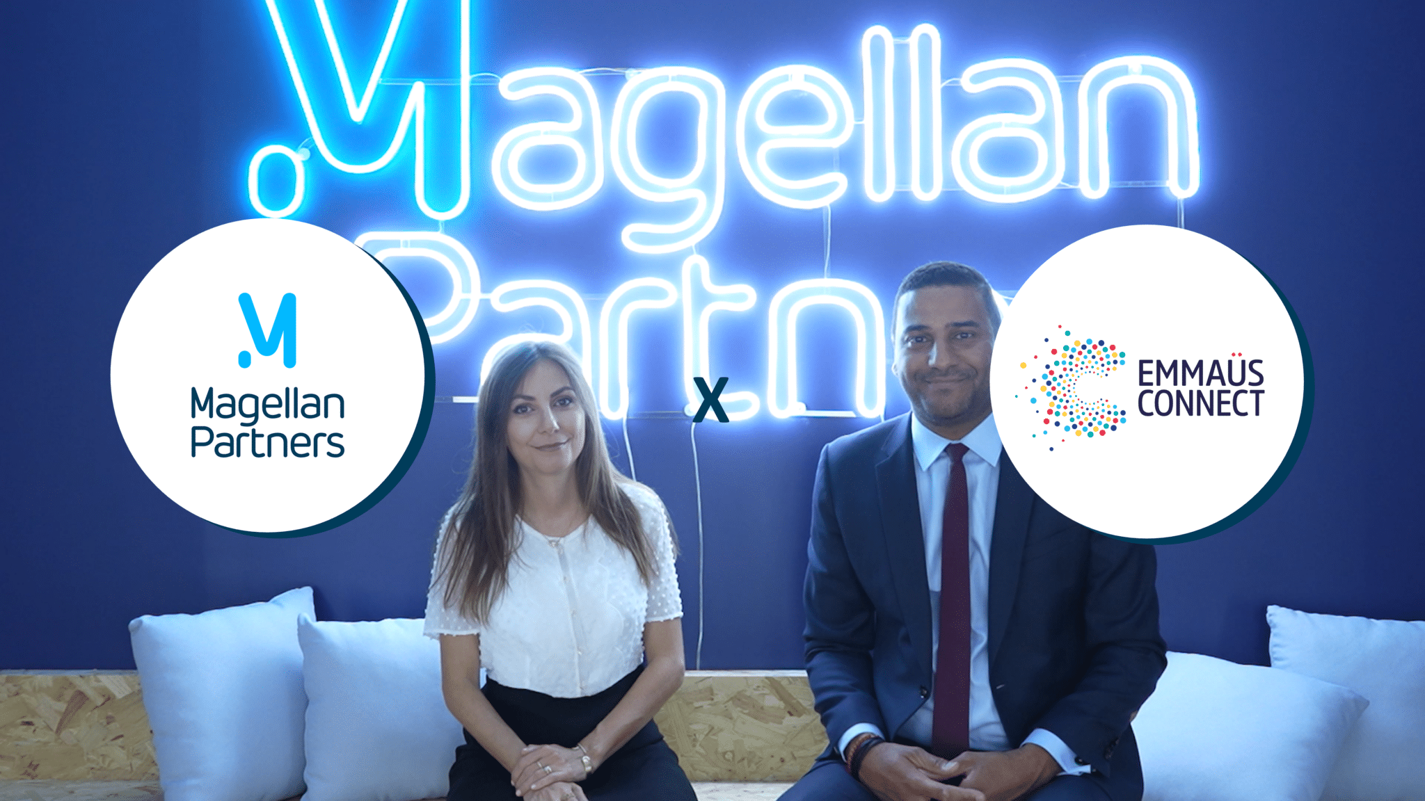 Collaborateurs face caméra avec logo Magellan Partners et logo Emmaüs Connect
