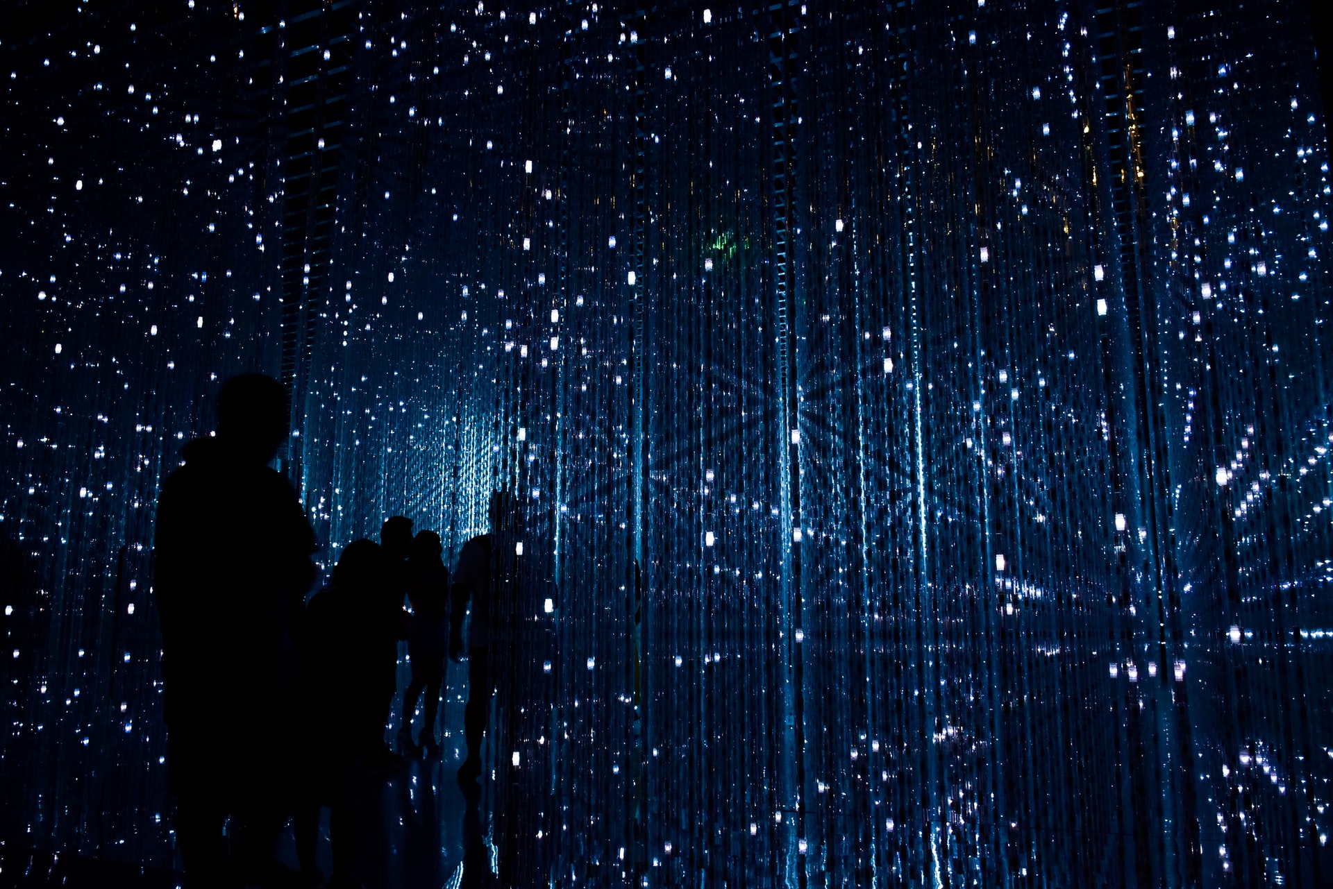 Illustration silhouettes de personnes dans une installation immersive lumineuse