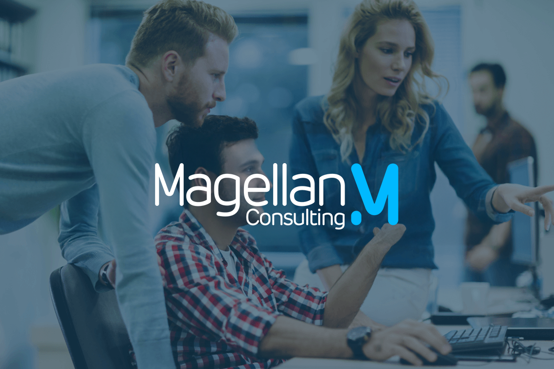Illustration trois personnes regardant un ordinateur avec le logo Magellan Consulting devant