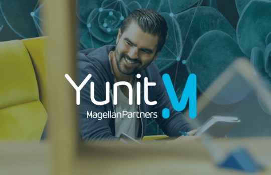 Illustration d'un homme souriant avec le logo Yunit devant