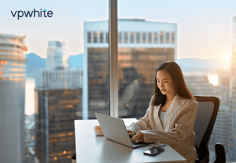 Illustration femme à son bureau avec logo VPWhite en haut à gauche