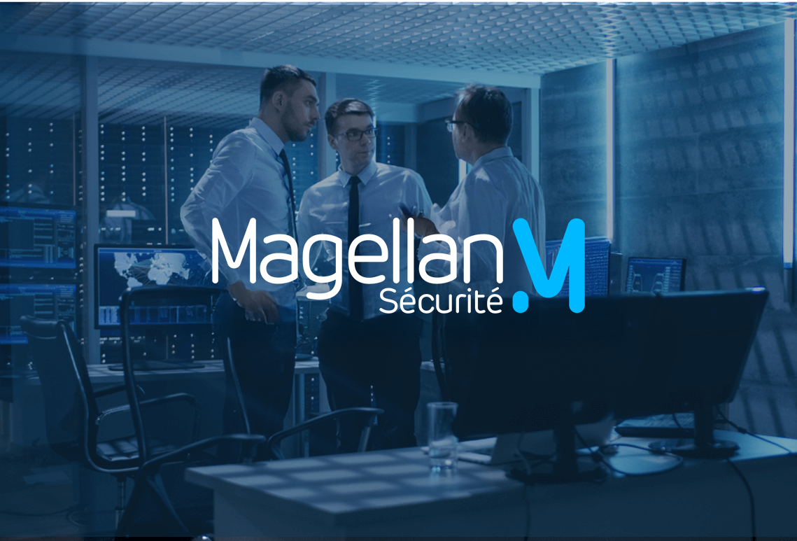 Illustration 3 hommes debout avec logo Magellan Sécurité par dessus