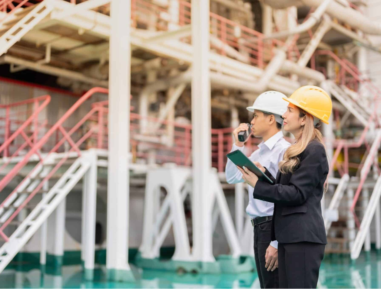 Photo de deux personnes sur un chantier