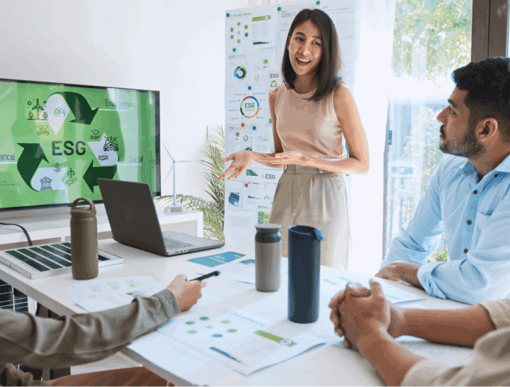 photo de collaborateurs en réunion de brainstorming autour de l'ESG