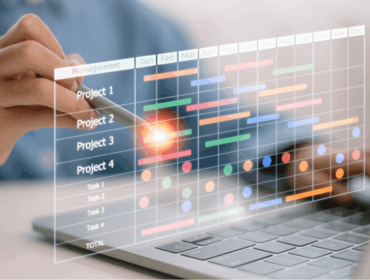 Main et ordinateur pour de la Gestion de projet