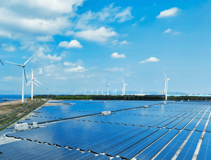éolienne et panneaux solaires